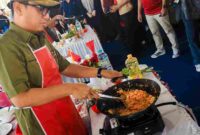 Wali Kota Medan saar sedang memasak Nasi Goreng.