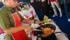 Wali Kota Medan saar sedang memasak Nasi Goreng.