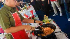 Wali Kota Medan saar sedang memasak Nasi Goreng.