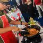 Wali Kota Medan saar sedang memasak Nasi Goreng.
