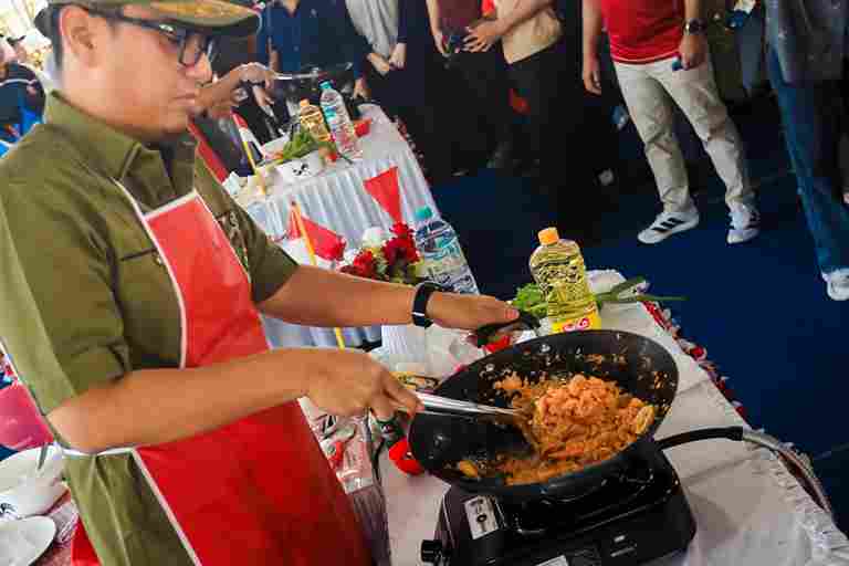Wali Kota Medan saar sedang memasak Nasi Goreng.