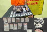 atuan Reserse Narkoba Polres Dairi mengamankan seorang pria berinisial AS (34) yang diduga terlibat dalam peredaran narkotika jenis sabu. Polisi menyita 11 plastik klip berisi kristal yang diduga sabu dengan berat total 13,25 gram.