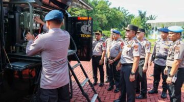 Kapolda Sumut mengecek kesiapan personel, kendaraan, dan peralatan Polda Sumut untuk menghadapi potensi kebakaran hutan dan lahan di Sumut.