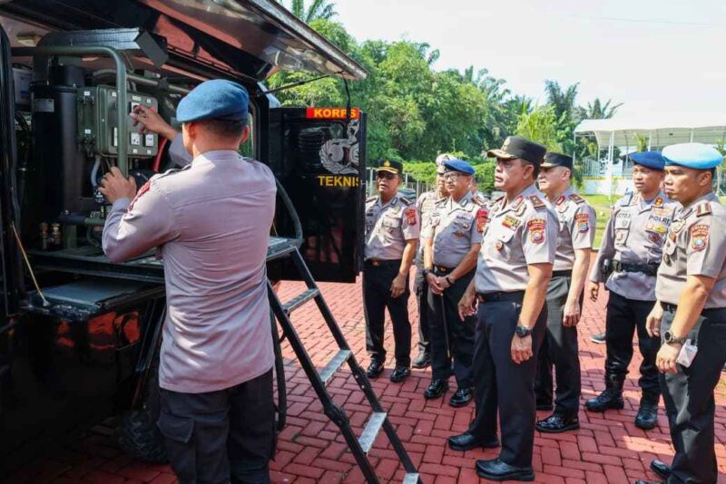 Kapolda Sumut mengecek kesiapan personel, kendaraan, dan peralatan Polda Sumut untuk menghadapi potensi kebakaran hutan dan lahan di Sumut.