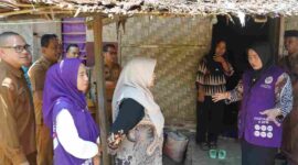 Ketua TP Posyandu Asahan meninjau Posyandu Manggis dan tracing TBC terintegrasi CKG di Teluk Dalam.