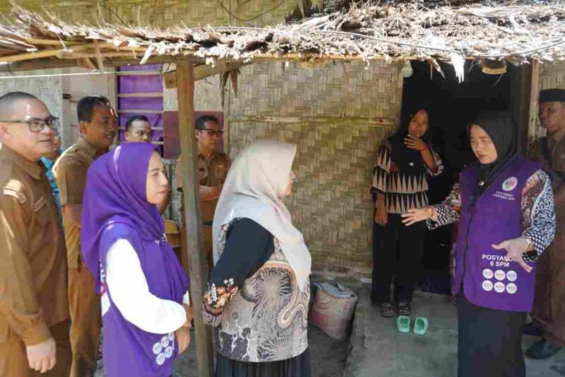 Ketua TP Posyandu Asahan meninjau Posyandu Manggis dan tracing TBC terintegrasi CKG di Teluk Dalam.