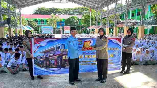 Polda Sumut melalui Polwan Goes to School mengedukasi pelajar tentang jejak digital, judi online, serta pencegahan eksploitasi anak di ruang digital.