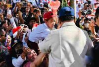 Warga Jembrana menyambut Presiden Prabowo saat kunjungan kerja ke PLTS Gilimanuk.