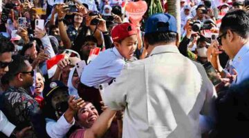 Warga Jembrana menyambut Presiden Prabowo saat kunjungan kerja ke PLTS Gilimanuk.