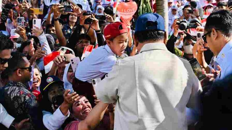 Warga Jembrana menyambut Presiden Prabowo saat kunjungan kerja ke PLTS Gilimanuk.