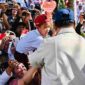 Warga Jembrana menyambut Presiden Prabowo saat kunjungan kerja ke PLTS Gilimanuk.