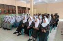 Sat Binmas Polres Langkat memberikan edukasi kepada pelajar tentang pergaulan sehat, kedisiplinan, 3C, dan pentingnya menjaga keamanan lingkungan sekolah.