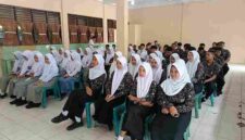 Sat Binmas Polres Langkat memberikan edukasi kepada pelajar tentang pergaulan sehat, kedisiplinan, 3C, dan pentingnya menjaga keamanan lingkungan sekolah.