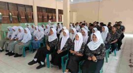 Sat Binmas Polres Langkat memberikan edukasi kepada pelajar tentang pergaulan sehat, kedisiplinan, 3C, dan pentingnya menjaga keamanan lingkungan sekolah.