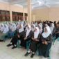 Sat Binmas Polres Langkat memberikan edukasi kepada pelajar tentang pergaulan sehat, kedisiplinan, 3C, dan pentingnya menjaga keamanan lingkungan sekolah.