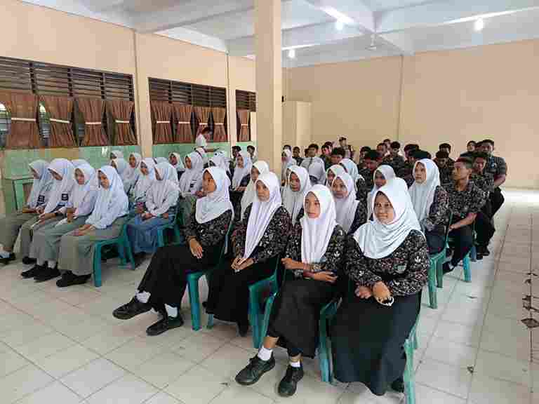 Sat Binmas Polres Langkat memberikan edukasi kepada pelajar tentang pergaulan sehat, kedisiplinan, 3C, dan pentingnya menjaga keamanan lingkungan sekolah.