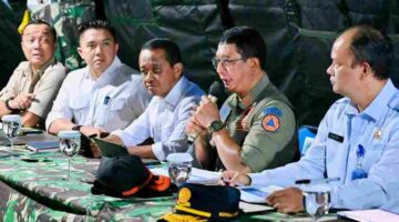Kepala Badan Meteorologi, Klimatologi, dan Geofisika (BMKG) Teuku Faisal Fathani melaporkan perkembangan sistem peringatan dini tsunami setelah gempa mengguncang wilayah tersebut.