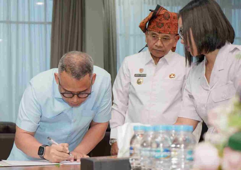 Bupati Simalungun Dr. H. Anton Achmad Saragih menandatangani kesepakatan tersebut bersama Direktur Utama PT Bank Sumut Heru Mardiansyah. 