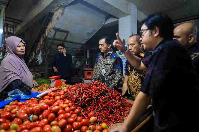 Pemerintah Kota (Pemko) Medan turun langsung ke pasar setelah masyarakat mengeluhkan kenaikan harga sejumlah kebutuhan pokok. Pada Kamis (27/8/2026)