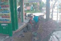 Pekerja terlihat minim APD.