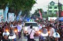 Warga menyambut iring-iringan Presiden di sepanjang perjalanan menuju lokasi acara.