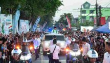 Warga menyambut iring-iringan Presiden di sepanjang perjalanan menuju lokasi acara.
