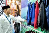 Bupati Simalungun Dr. H. Anton Achmad Saragih, saat meninjau produk UMKM Pemkab Simalungun di ajang Apkasi Otonomi Expo (AOE) 2026 yang berlangsung di Kabupaten Tangerang pada 27–29 Agustus 2026.