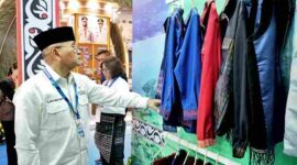 Bupati Simalungun Dr. H. Anton Achmad Saragih, saat meninjau produk UMKM Pemkab Simalungun di ajang Apkasi Otonomi Expo (AOE) 2026 yang berlangsung di Kabupaten Tangerang pada 27–29 Agustus 2026.