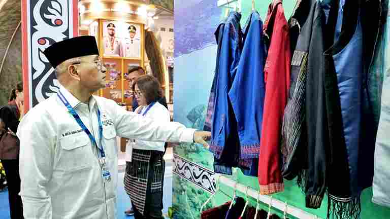 Bupati Simalungun Dr. H. Anton Achmad Saragih, saat meninjau produk UMKM Pemkab Simalungun di ajang Apkasi Otonomi Expo (AOE) 2026 yang berlangsung di Kabupaten Tangerang pada 27–29 Agustus 2026.