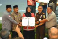 penandatanganan Nota Kesepahaman (MoU) dan Perjanjian Kerja Sama tentang Percepatan Pendaftaran Tanah Wakaf yang diikuti Wakil Wali Kota Pematangsiantar Herlina di Ruang Raja Inal Siregar, Kantor Gubernur Sumatera Utara, Jalan Diponegoro, Medan, Kamis (27/8/2026).