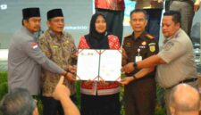 penandatanganan Nota Kesepahaman (MoU) dan Perjanjian Kerja Sama tentang Percepatan Pendaftaran Tanah Wakaf yang diikuti Wakil Wali Kota Pematangsiantar Herlina di Ruang Raja Inal Siregar, Kantor Gubernur Sumatera Utara, Jalan Diponegoro, Medan, Kamis (27/8/2026).
