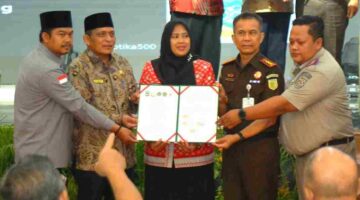 penandatanganan Nota Kesepahaman (MoU) dan Perjanjian Kerja Sama tentang Percepatan Pendaftaran Tanah Wakaf yang diikuti Wakil Wali Kota Pematangsiantar Herlina di Ruang Raja Inal Siregar, Kantor Gubernur Sumatera Utara, Jalan Diponegoro, Medan, Kamis (27/8/2026).