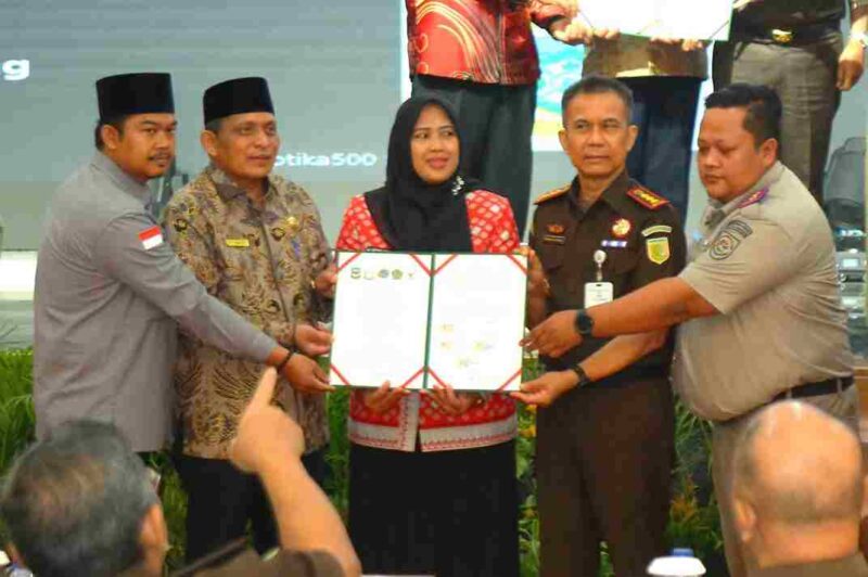 penandatanganan Nota Kesepahaman (MoU) dan Perjanjian Kerja Sama tentang Percepatan Pendaftaran Tanah Wakaf yang diikuti Wakil Wali Kota Pematangsiantar Herlina di Ruang Raja Inal Siregar, Kantor Gubernur Sumatera Utara, Jalan Diponegoro, Medan, Kamis (27/8/2026).