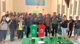 DLH Labuhanbatu mengedukasi pengelolaan sampah di rumah ibadah dan membagikan tong sampah gratis dalam Gerakan Indonesia ASRI.