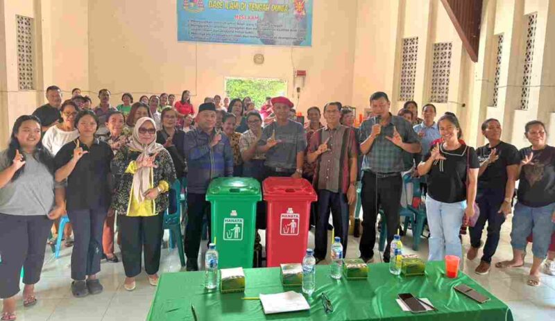 DLH Labuhanbatu mengedukasi pengelolaan sampah di rumah ibadah dan membagikan tong sampah gratis dalam Gerakan Indonesia ASRI.