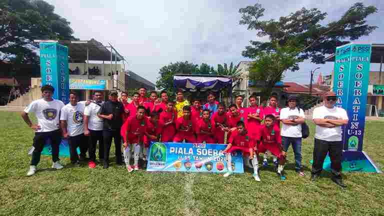 Persatuan Sepak Bola Seluruh Indonesia (PSSI) Kabupaten Toba mengikutsertakan dua tim dalam ajang Piala Soeratin 2026 tingkat Provinsi Sumatera Utara yang berlangsung di Lapangan Sepak Bola Pasaribu, Kota Pematangsiantar, 26–28 Agustus 2026.