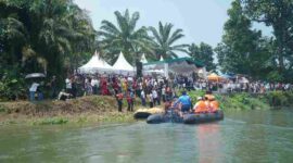 Bupati Asahan Taufik Zainal Abidin membuka Festival Sungai Asahan 2026 dengan penanaman pohon, tebar benih ikan, lomba dan kegiatan UMKM.