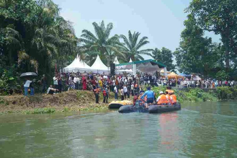 Bupati Asahan Taufik Zainal Abidin membuka Festival Sungai Asahan 2026 dengan penanaman pohon, tebar benih ikan, lomba dan kegiatan UMKM.