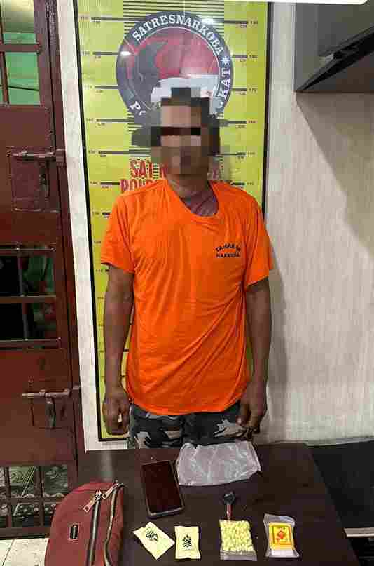 Polres Langkat mengamankan pria 49 tahun di Tanjung Pura. Polisi menyita 100 butir yang diduga ekstasi, dua cartridge, dan sepeda motor.