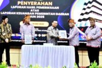 Kepala BPK RI Perwakilan Provinsi Sumatera Utara Paula Henry Simatupang menyerahkan dokumen hasil pemeriksaan kepada Bupati Simalungun Dr. H. Anton Achmad Saragih dan Ketua DPRD Kabupaten Simalungun Sugiarto di Auditorium BPK RI Perwakilan Provinsi Sumatera Utara, Medan, Jumat (29/5/2026).