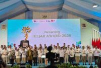 Kota Pematangsiantar meraih KEJAR Award terbaik Regional Sumatera dari OJK. Penghargaan diterima Wali Kota Wesly Silalahi atas implementasi program.