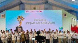 Kota Pematangsiantar meraih KEJAR Award terbaik Regional Sumatera dari OJK. Penghargaan diterima Wali Kota Wesly Silalahi atas implementasi program.