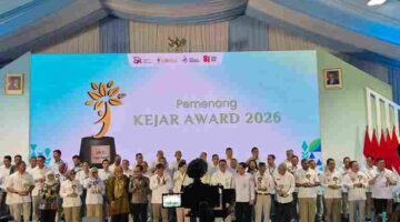 Kota Pematangsiantar meraih KEJAR Award terbaik Regional Sumatera dari OJK. Penghargaan diterima Wali Kota Wesly Silalahi atas implementasi program.