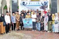 Bupati Simalungun Dr. H. Anton Achmad Saragih menyerahkan satu ekor sapi kurban bantuan Presiden Republik Indonesia Prabowo Subianto kepada Badan Kemakmuran Masjid (BKM) Al-Aksho, Nagori Bandar Siantar, Kecamatan Gunung Malela, Kabupaten Simalungun, Senin (25/5/2026).