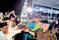 Bupati Simalungun Dr. H. Anton Achmad Saragih menutup rangkaian kegiatan sekaligus menyerahkan hadiah kepada peserta terbaik dari kategori yang telah ditetapkan panitia di Lapangan Sepak Bola PTPN IV Regional I Kebun Bangun, Kecamatan Gunung Malela. Pada Rabu (20/5/2026).