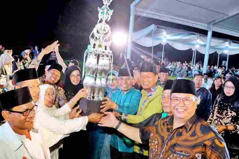 Bupati Simalungun Dr. H. Anton Achmad Saragih menutup rangkaian kegiatan sekaligus menyerahkan hadiah kepada peserta terbaik dari kategori yang telah ditetapkan panitia di Lapangan Sepak Bola PTPN IV Regional I Kebun Bangun, Kecamatan Gunung Malela. Pada Rabu (20/5/2026).