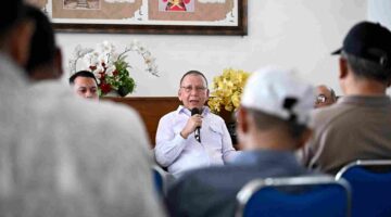Mewakili Panitia Forum IMT-GT, Asisten Deputi Kerja Sama Ekonomi Regional Kementerian Koordinator Bidang Perekonomian, Sonny A. Soekoer beserta Perencana Ahli Utama (Fungsional Perencana Utama) Badan Perencanaan Pembangunan, Riset dan Inovasi Daerah (Bapperida) Sumut Muhammad Armand Effendy Pohan, memeberikan keternagan pers kepada awak media terkait pelaksanaan PMT IMT GT ke 32 di ruang Dekranasda Provinsi Sumatera Utara lantai 1 Kantor Gubernur, Jumat (4/9/26)