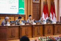 Menteri Agraria dan Tata Ruang/Kepala Badan Pertanahan Nasional (ATR/BPN) Nusron Wahid saat memimpin Rapat Koordinasi Transformasi Layanan di Kantor Sekretariat Daerah Provinsi Jawa Timur, Surabaya, Jumat (11/9/2026).