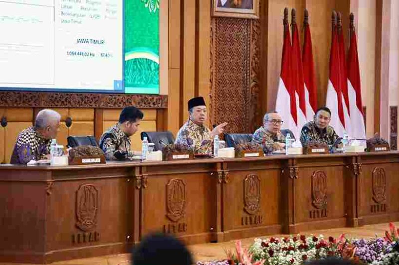 Menteri Agraria dan Tata Ruang/Kepala Badan Pertanahan Nasional (ATR/BPN) Nusron Wahid saat memimpin Rapat Koordinasi Transformasi Layanan di Kantor Sekretariat Daerah Provinsi Jawa Timur, Surabaya, Jumat (11/9/2026).