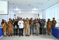 emerintah Kabupaten (Pemkab) Samosir bersama Yayasan Bitra Indonesia mulai menyiapkan kelembagaan pengelola Pompa Air Tenaga Surya (PATS) di Desa Sibonor Ompu Ratus di Aula Kantor Bupati Samosir, Senin (13/7/2026).